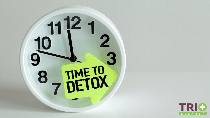 Hodiny so žltou šípkou a nápisom „TIME TO DETOX“, čo naznačuje, že je čas na jarný detox.